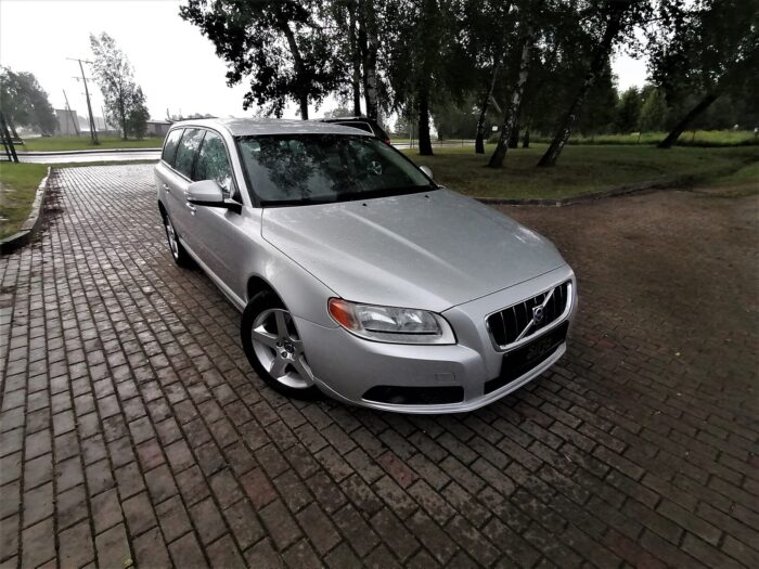 Volvo V70 2.4 Momentum - Image 2