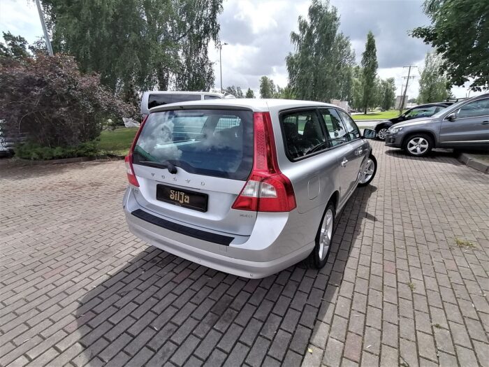 Volvo V70 2.4 Momentum - Image 11