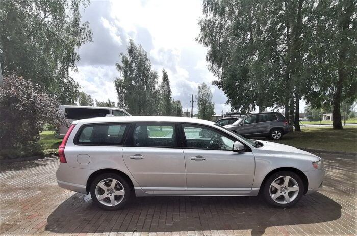 Volvo V70 2.4 Momentum - Image 12
