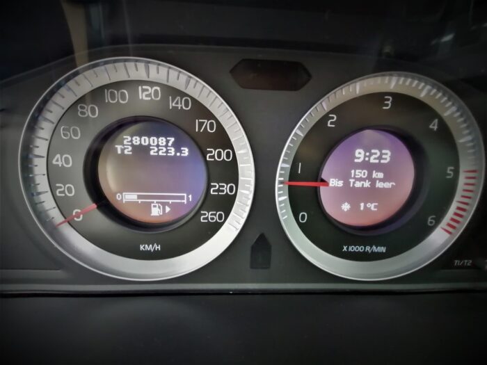 Volvo XC60 2,4 D5 AWD - Image 17