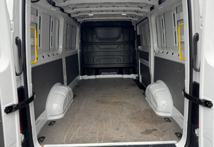 VW Crafter 30 2,0 TDI - Image 14