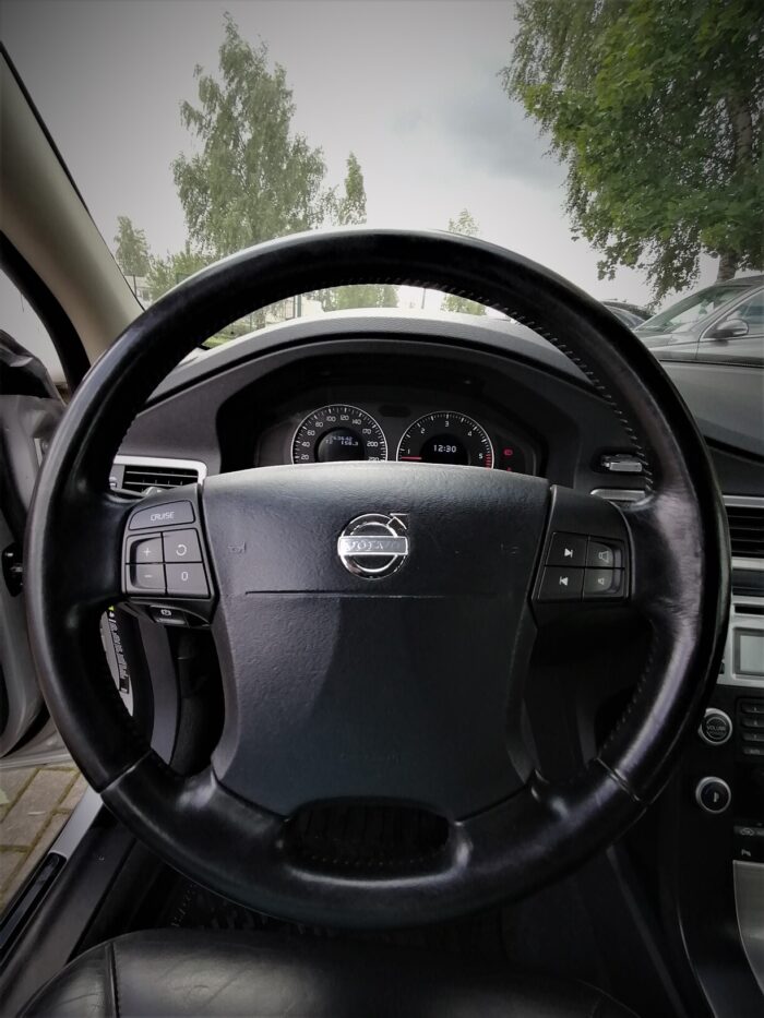 Volvo V70 2.4 Momentum - Image 17