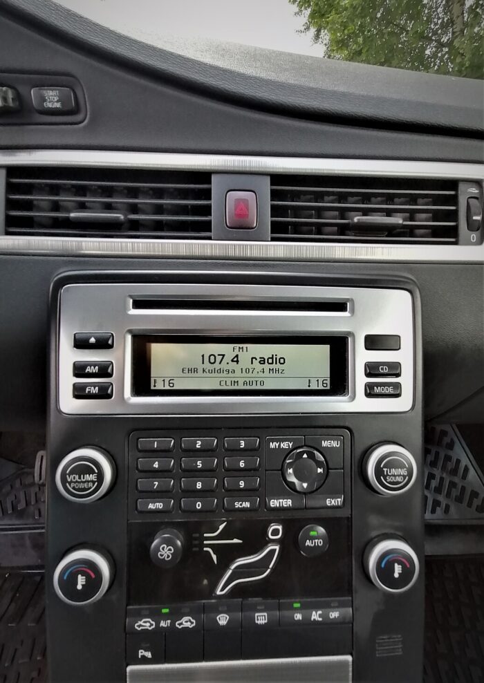 Volvo V70 2.4 Momentum - Image 21
