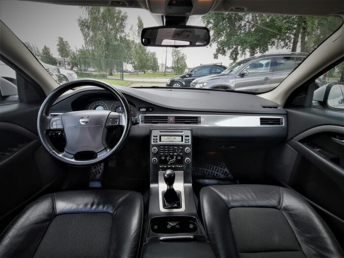 Volvo V70 2.4 Momentum - Image 23
