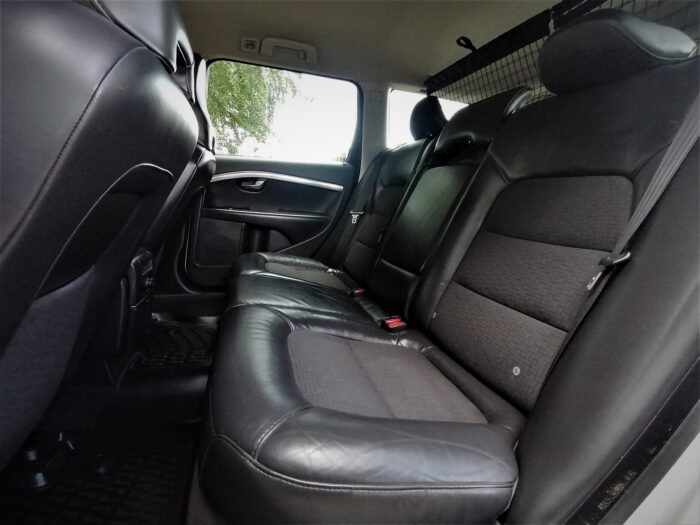 Volvo V70 2.4 Momentum - Image 24