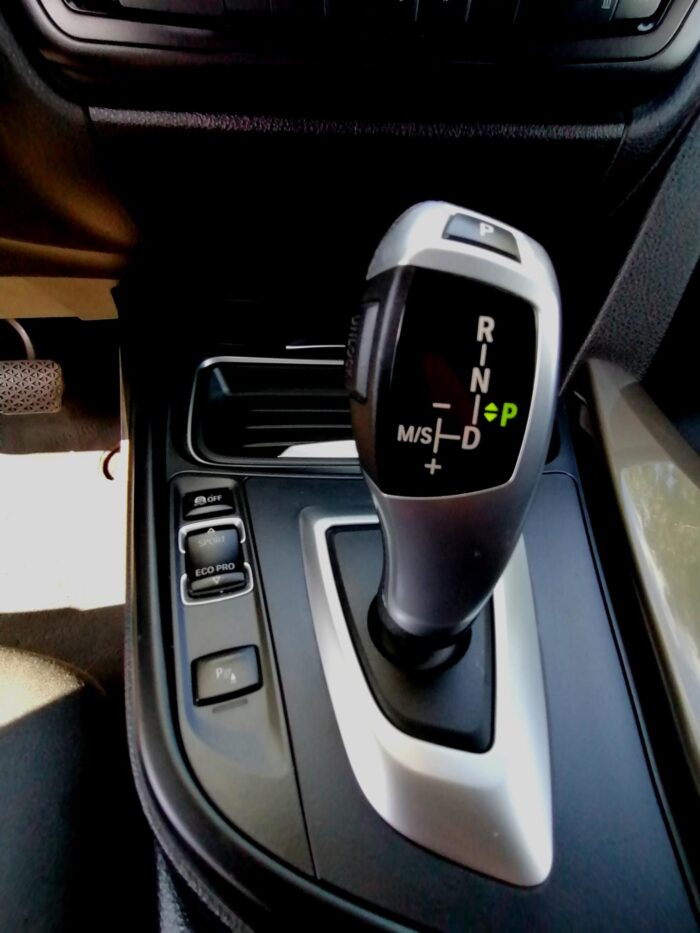 BMW 320d Touring Steptronic - Image 43