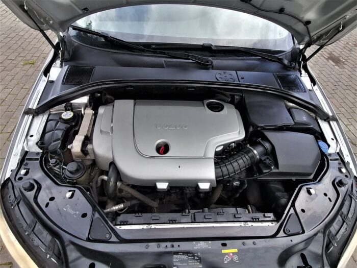 Volvo V70 2.4 Momentum - Image 4