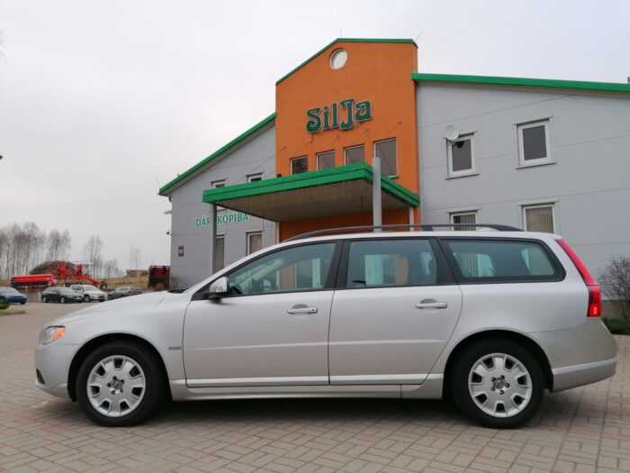 Volvo V70 2,4 D5 Automatik „Momentum“ - Image 4