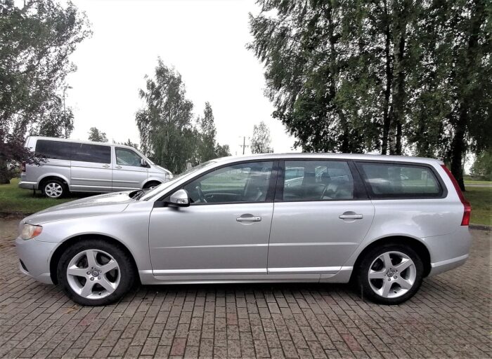 Volvo V70 2.4 Momentum - Image 6