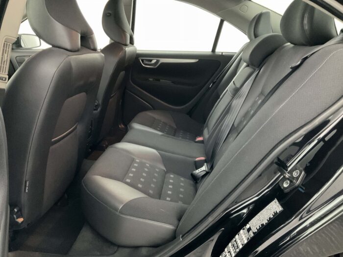 Volvo S60 2,4 D5 "Momentum" - Image 29