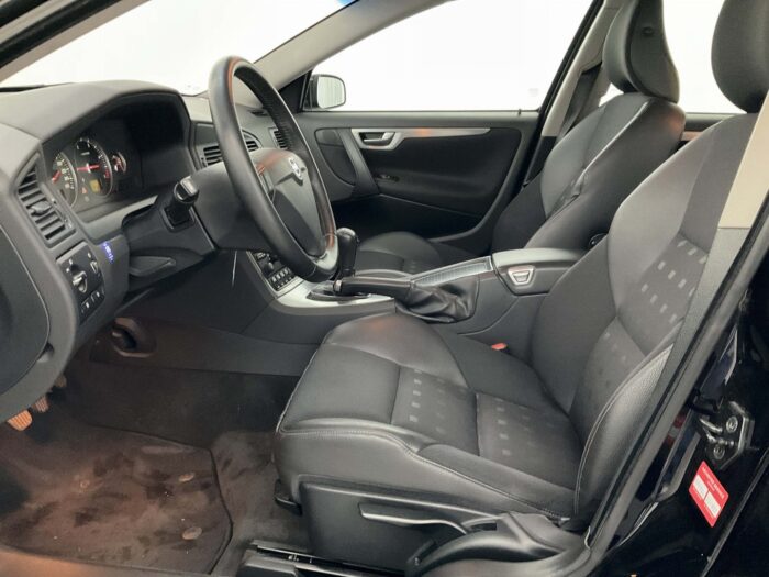 Volvo S60 2,4 D5 "Momentum" - Image 30
