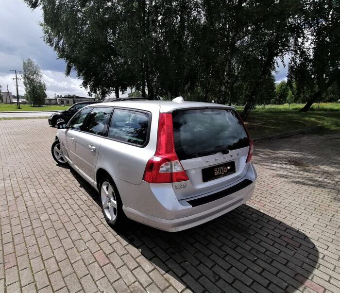 Volvo V70 2.4 Momentum - Image 7