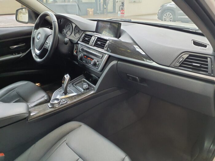 BMW 320d Touring Steptronic - Image 41