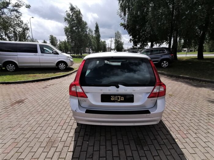 Volvo V70 2.4 Momentum - Image 8