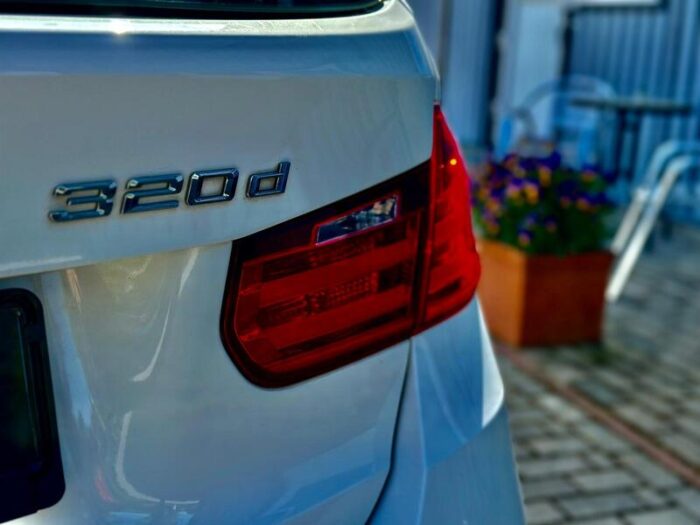 BMW 320d Touring Steptronic - Image 12