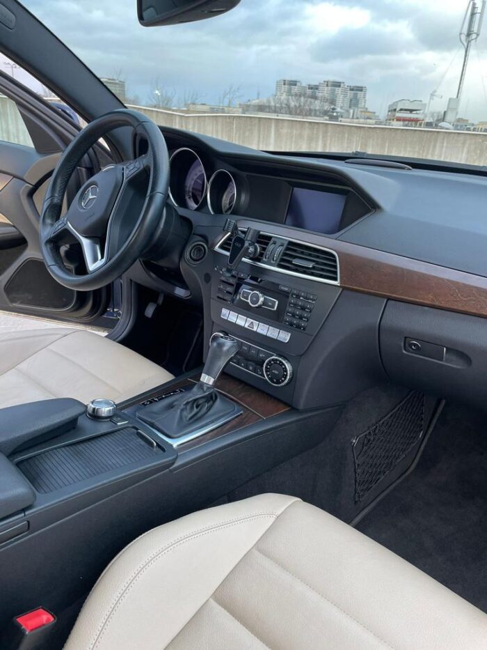 Mercedes Benz C-coupe 220D - Image 12
