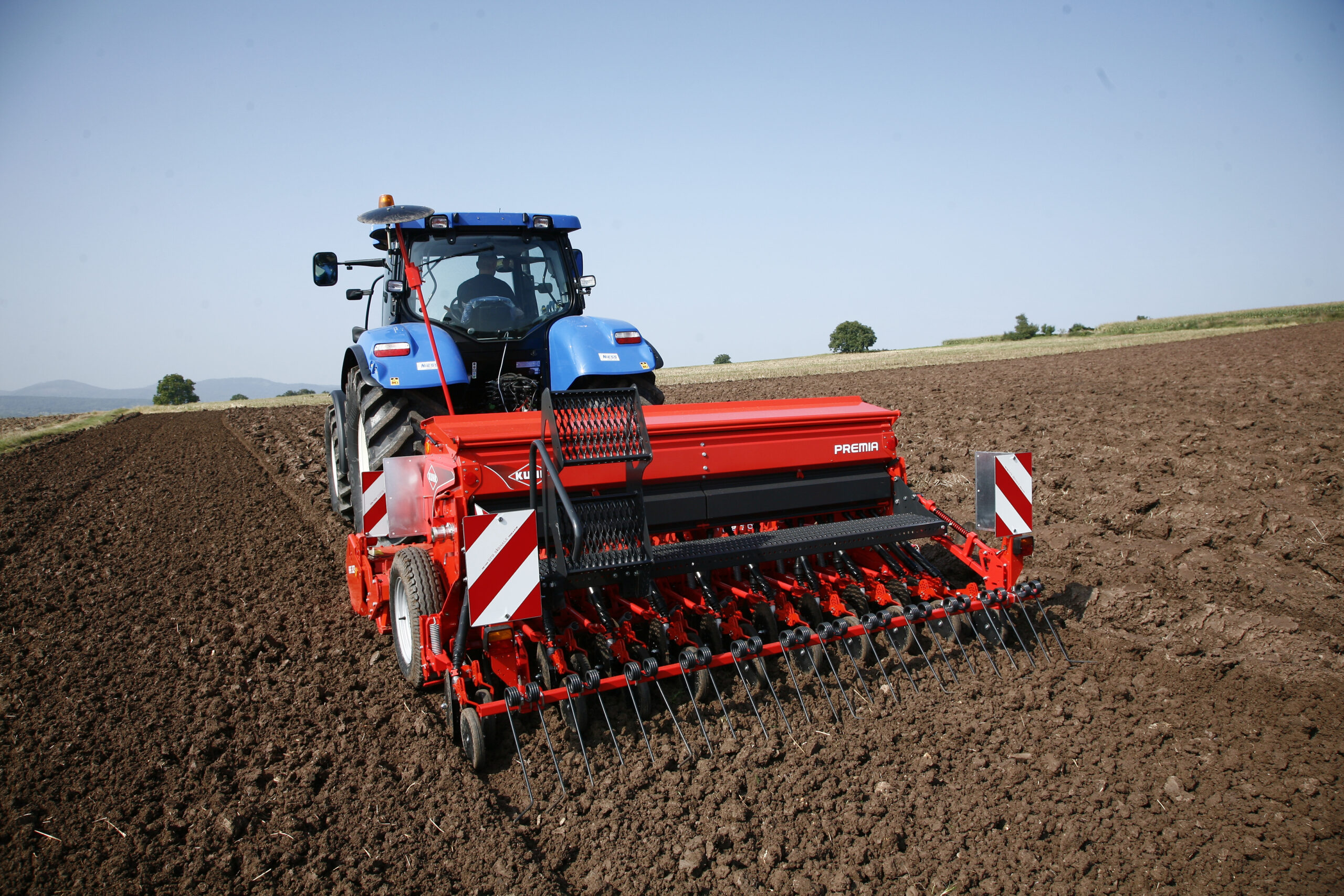 PREMIA-250-HRB-303_WORK_NEW-HOLLAND_GROUND-3-scaled
